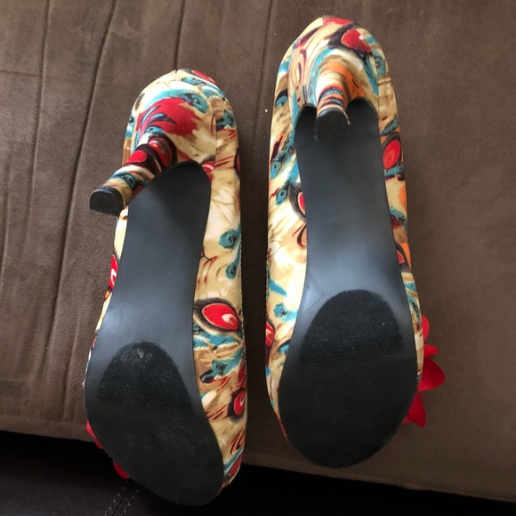 Women size 12 high heel shoe red peacock color - Picture 4 of 4